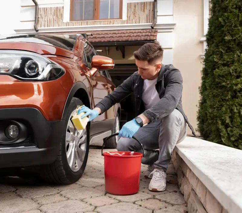 Lavage auto à domicile Saint-Germain-et-Mons : professionnel intervenant sur un véhicule